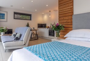 3 bedrooms, iron/ironing board, internet, bed sheets