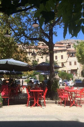Outdoor dining - La Provençale - in former vineyard, nature park, family-friendly - apartment 3 (Molières-Sur-Cèze, Occitanie)