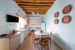 Fridge, oven, dishwasher, coffee/tea maker