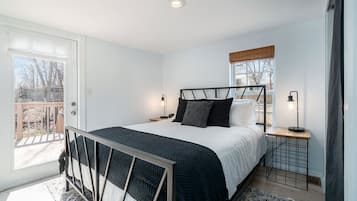 1 soverom, skrivebord, strykejern/-brett og reiseseng for barn