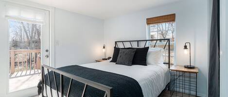 1 chambre, bureau, fer et planche à repasser, lit parapluie