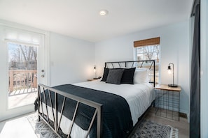 1 bedroom, desk, iron/ironing board, travel cot - The Mulberry House: Cozy Home In Downtown Olathe (Olathe)