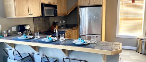 Refrigerador, microondas, horno y parrilla de estufa