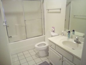 Ensemble baignoire-douche, séchoir à cheveux, serviettes fournies, savon