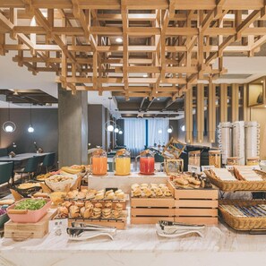 Un bufé de desayuno con diversas opciones de comida y bebidas.