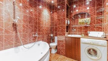 Baignoire, sèche-cheveux, serviettes fournies, savon