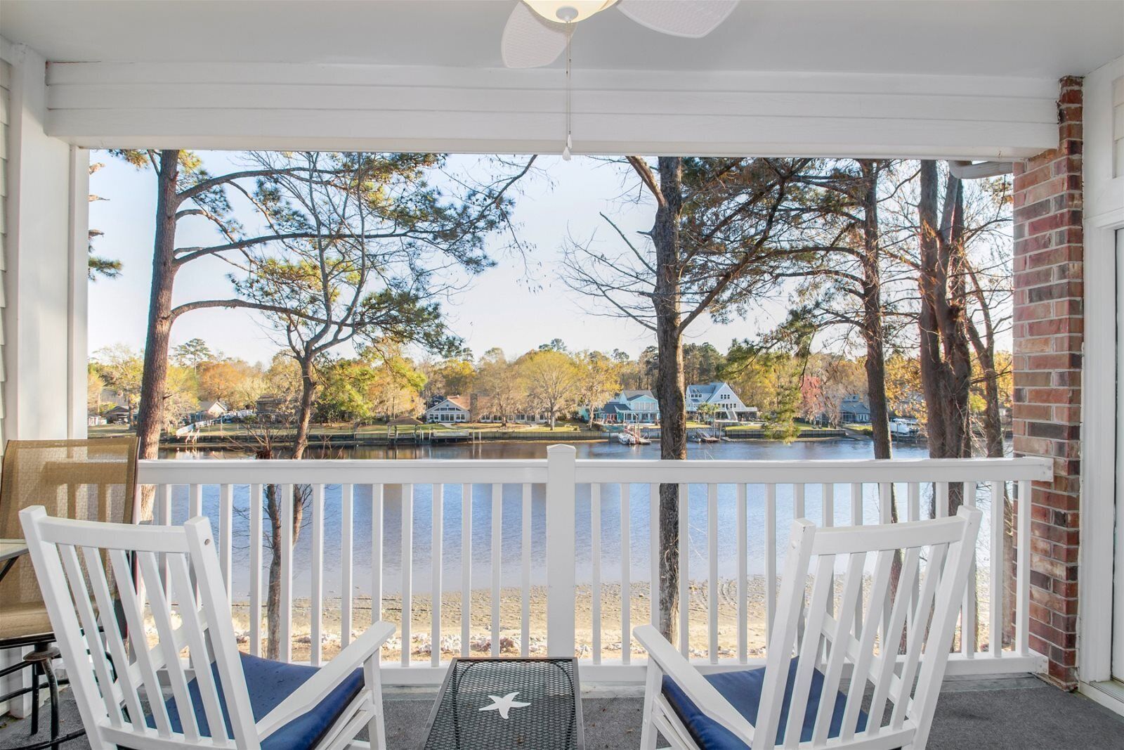 Condo, 2 quartos, sacada, vista para o canal (303) | Fachada