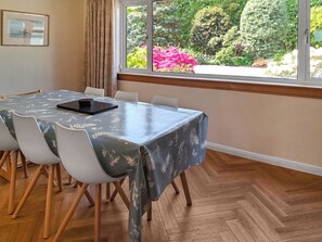 Dining - 3 bedroom accommodation in Dunblane (Dunblane)