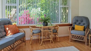A cozy living room with a sofa, two armchairs, a glass-top coffee table, and a potted plant. - 3 bedroom accommodation in Dunblane (Dunblane)