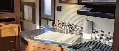 Frigorífic, microones, forn i placa de cuina