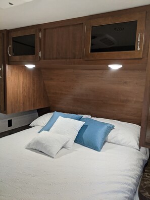2 bedrooms, travel cot, WiFi, bed sheets