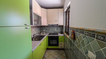 Refrigerador, horno, parrilla de estufa y cafetera y tetera