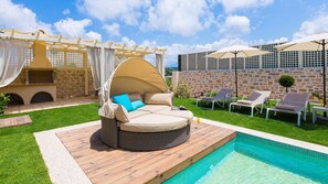 Seasonal outdoor pool, pool umbrellas, pool loungers - Blue Mare Villa in Rethimno Crete (Rethymno)