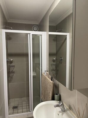 Dusche, Handtücher, Seife, Toilettenpapier