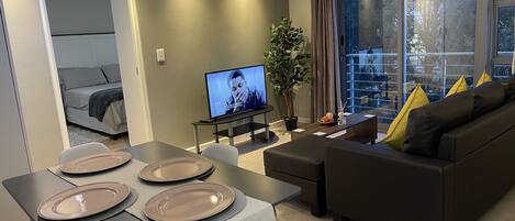 1 habitación, tabla de planchar con plancha, wifi gratis y ropa de cama