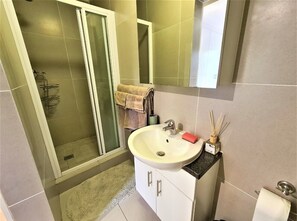Shower, towels, soap, toilet paper - Tana’s Crib Modern Secure 1 bed apartment (Cape Town)