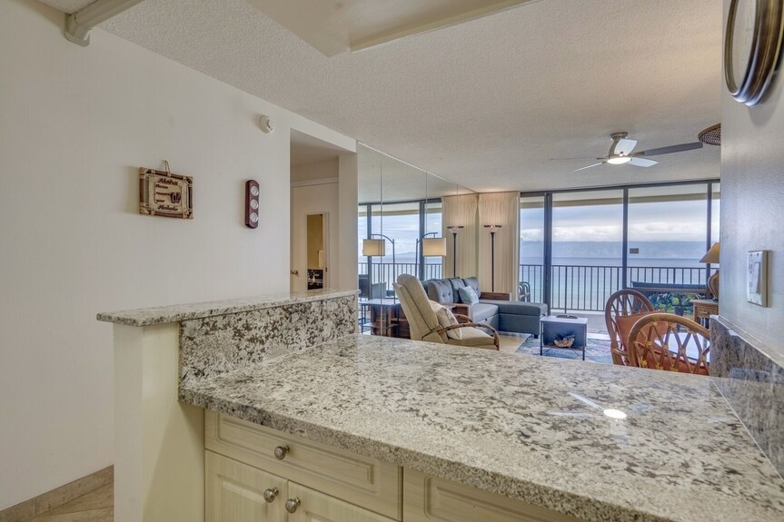 Direct Oceanfront, Unobstructed Ocean View Top Floor Penthouse Quiet & Private. - Maui, HI