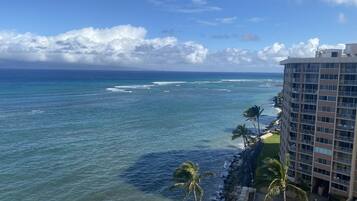 På stranden och solstolar