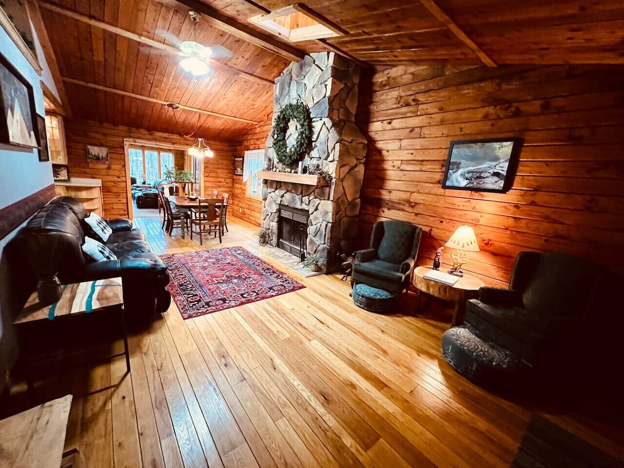 TV connectée, cheminée, livres