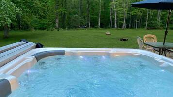 Tina de hidromasaje al aire libre