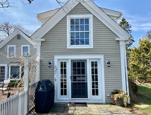 Close to beach, dining and downtown