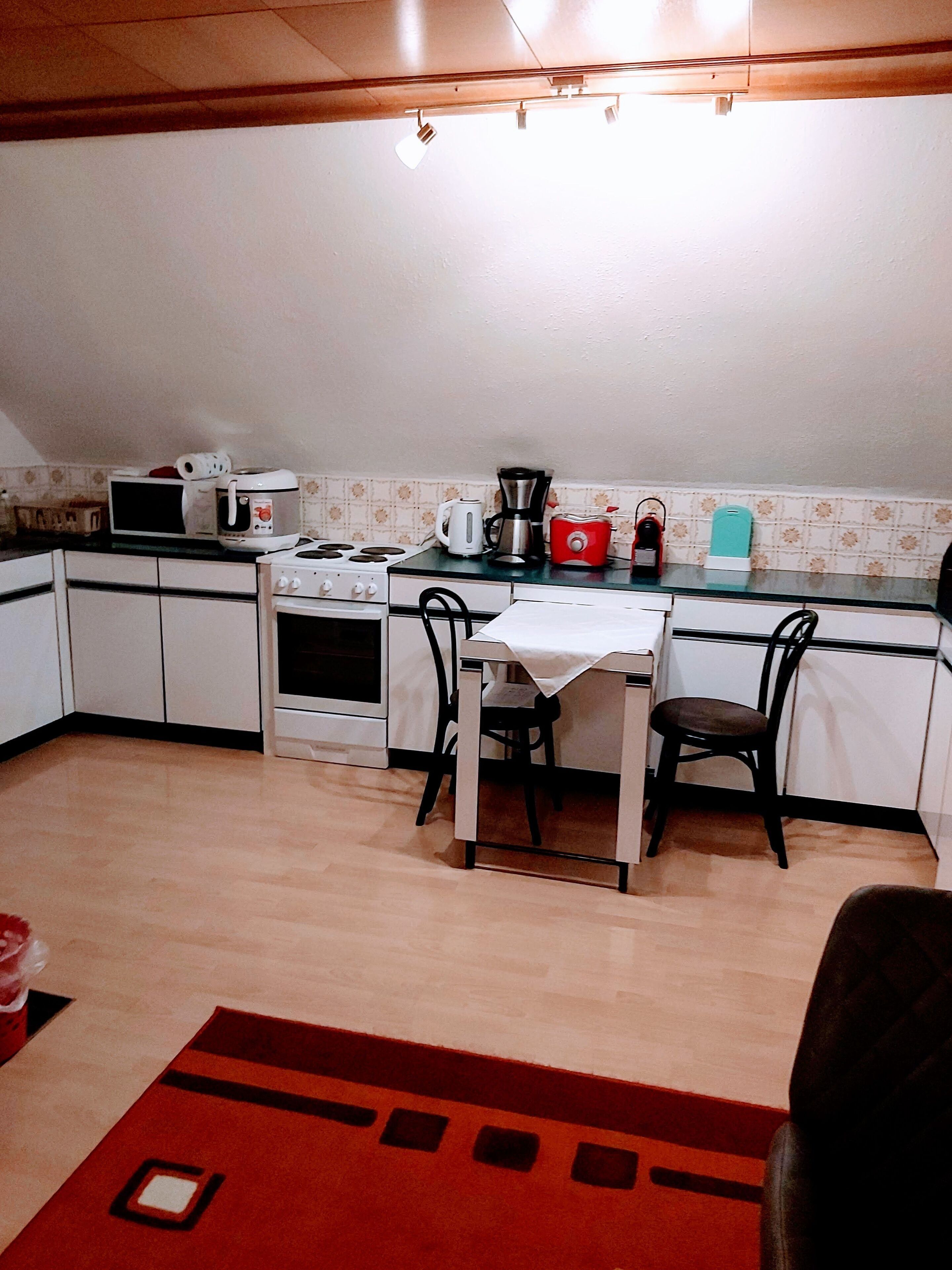 Geladeira, micro-ondas, fogão, cafeteira/chaleira