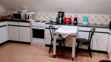 Geladeira, micro-ondas, fogĂŁo, cafeteira/chaleira