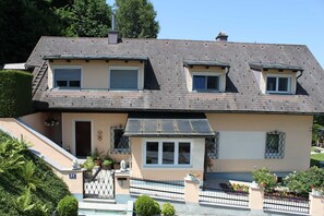 Aussenansicht im Sommer