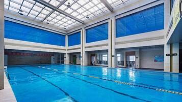 حمام سباحة داخلي