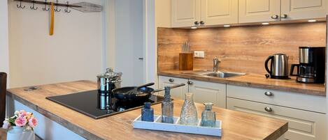 Køleskab, ovn, opvaskemaskine, kaffe-/temaskine