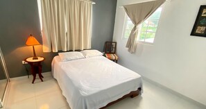 2 Schlafzimmer, Schreibtisch, Bügeleisen/Bügelbrett, WLAN