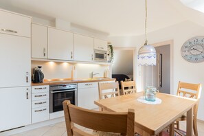 Kühlschrank, Mikrowelle, Ofen, Geschirrspüler