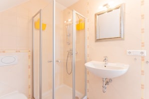 Douche, sĂšche-cheveux, serviettes fournies, savon