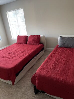 3 bedrooms, iron/ironing board, WiFi, bed sheets