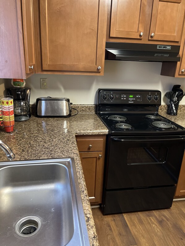 Fridge, oven, stovetop, dishwasher