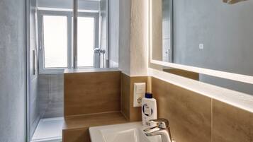 Dusche, Haartrockner, Handtücher, Seife