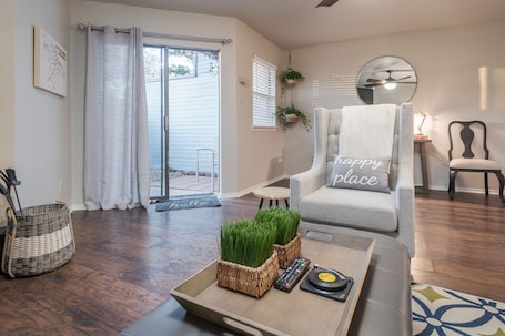 Smart TV, fireplace. Beautiful, Comfy & Convenient Condo!