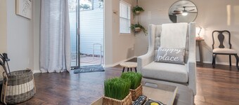 Beautiful, Comfy & Convenient Condo!