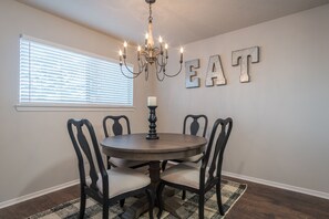 Dining - Beautiful, Comfy & Convenient Condo! (Sherwood)