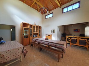 Cottage Design, cheminée, vue montagne | Restauration