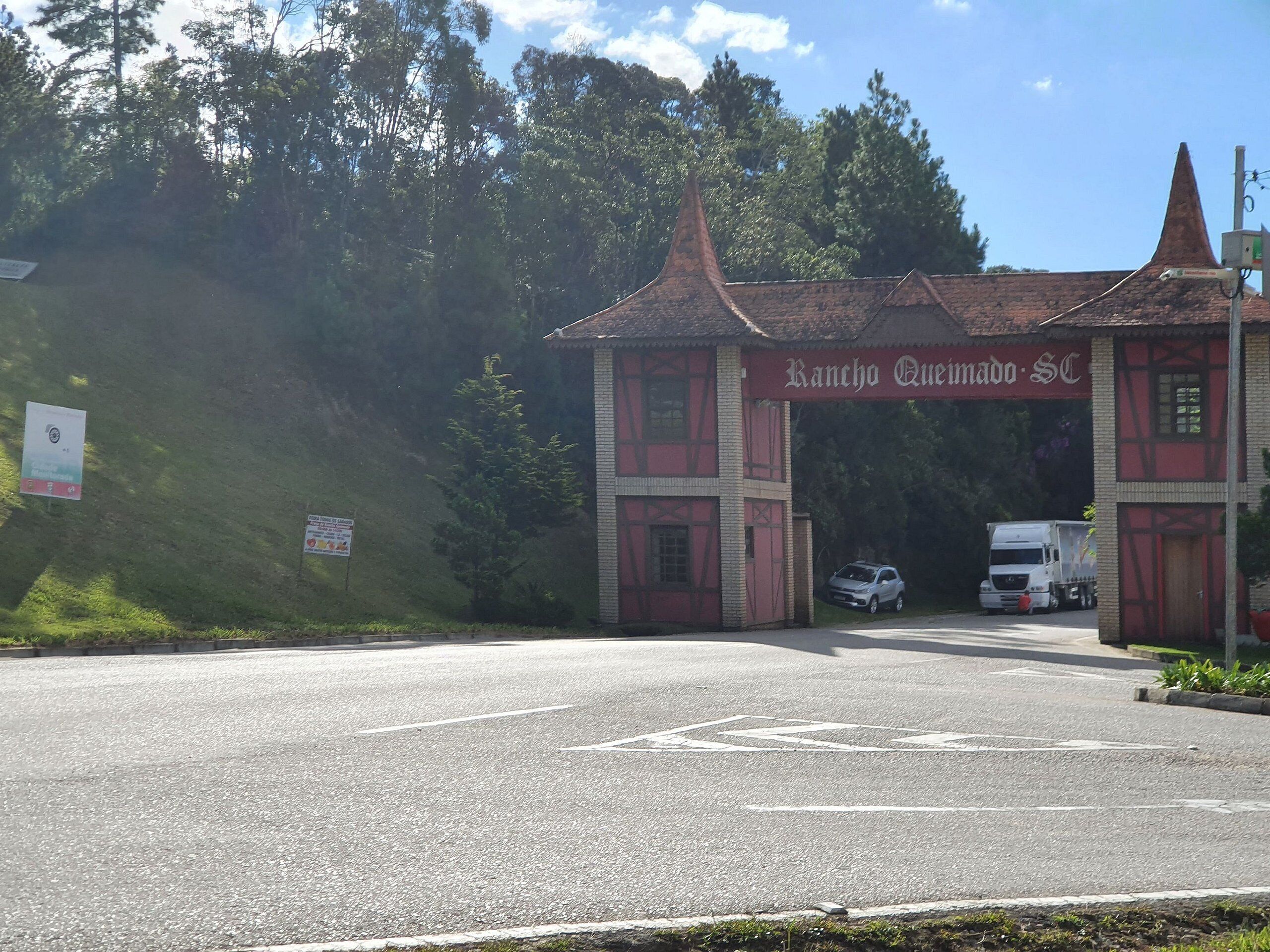 Un bâtiment à la façade rouge, sur lequel on peut lire l’inscription « Rancho Quemado ».