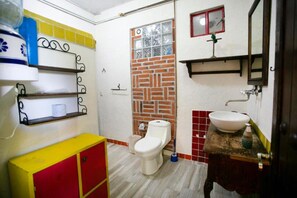 Dusche, Haartrockner, Handtücher, Toilettenpapier