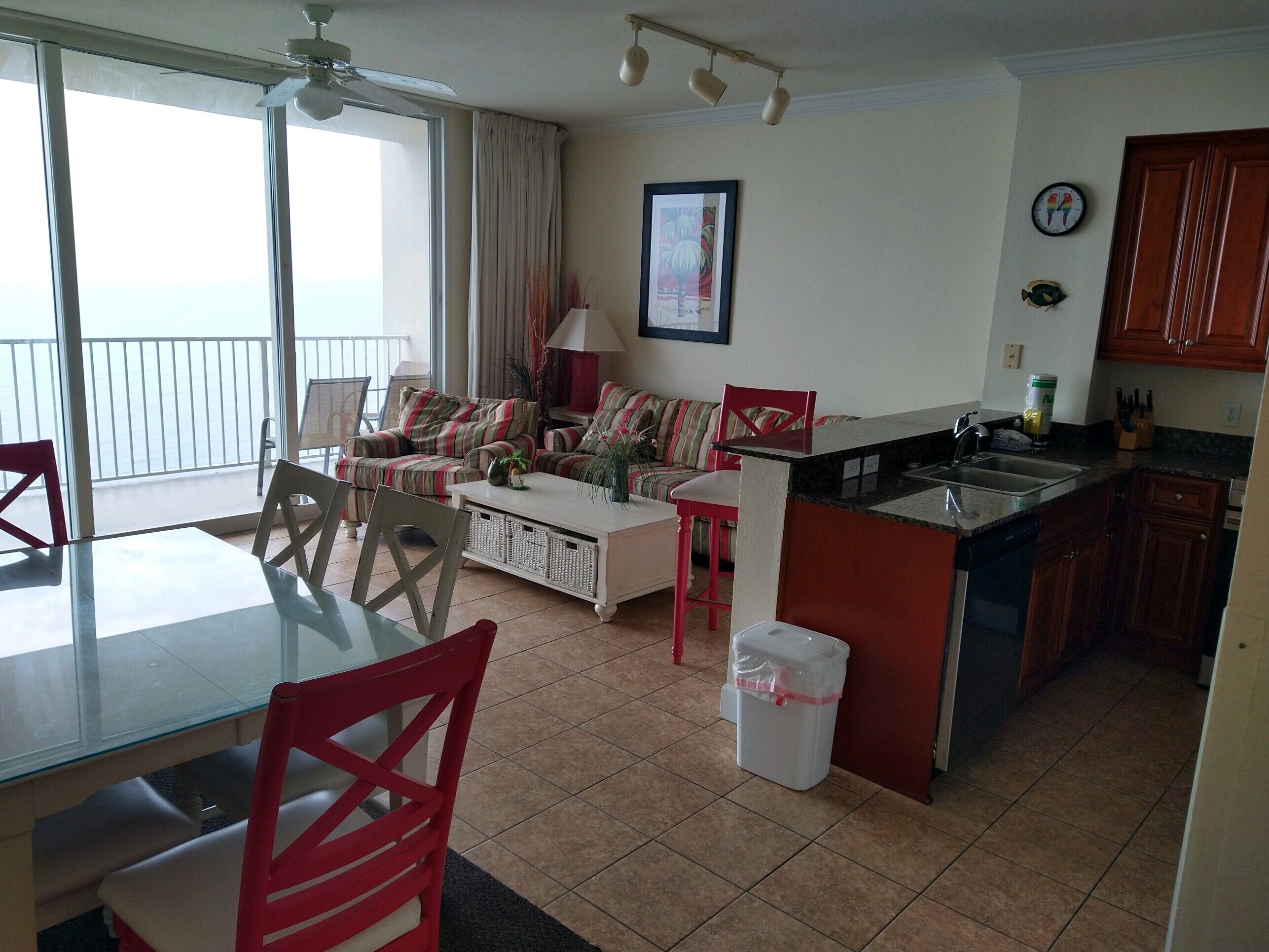 Una sala de estar con comedor, cocina y un balcón con vistas.