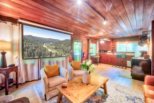 Winter Promo: Stylish Cabin Near Dtown Santa Long Stay Open. Pet-friendly!