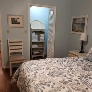 2 bedrooms, iron/ironing board, WiFi, bed sheets - Gateway to the Village (St. Simons Island)