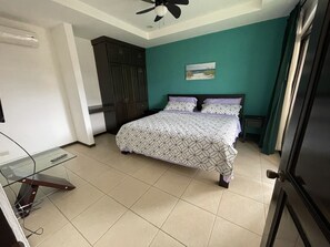 3 bedrooms, desk, free WiFi, bed sheets