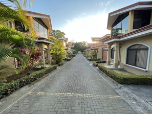 Property grounds - Family oriented house just steps to the beach (Jacó)