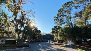 Une rue bordée d’arbres et une enseigne indiquant l’hôtel « Island Inn ».