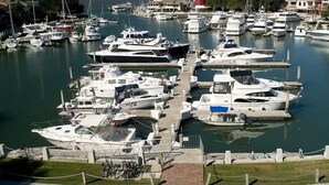 Un port de plaisance où de nombreux bateaux sont amarrés au quai.