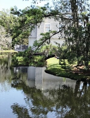 Property grounds - Saint Simons Island townhouse, 3 mi from beach or village pier (Saint Simons Island)